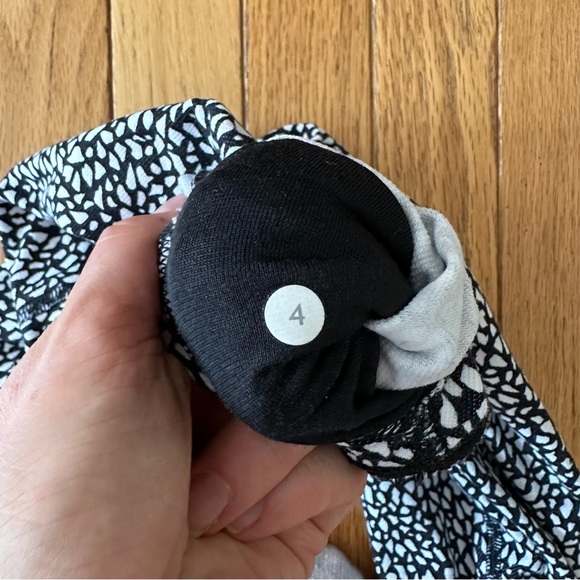 Lululemon Wunder Under Crop (Hi-Rise) Miss Mosaic Black size 4 - Picture 11 of 15